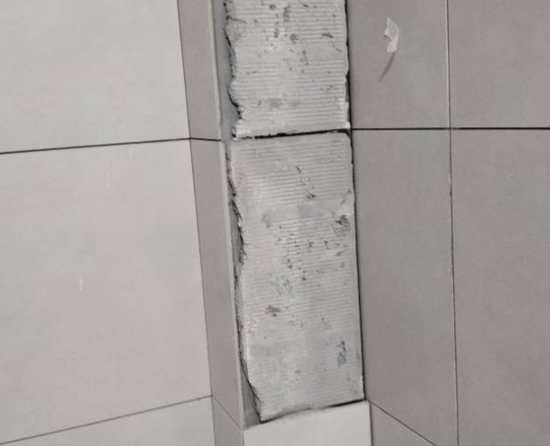 尤溪瓷砖空鼓维修公司分享下瓷砖施工前基层浇水润湿程度不足，可能导致以下问题